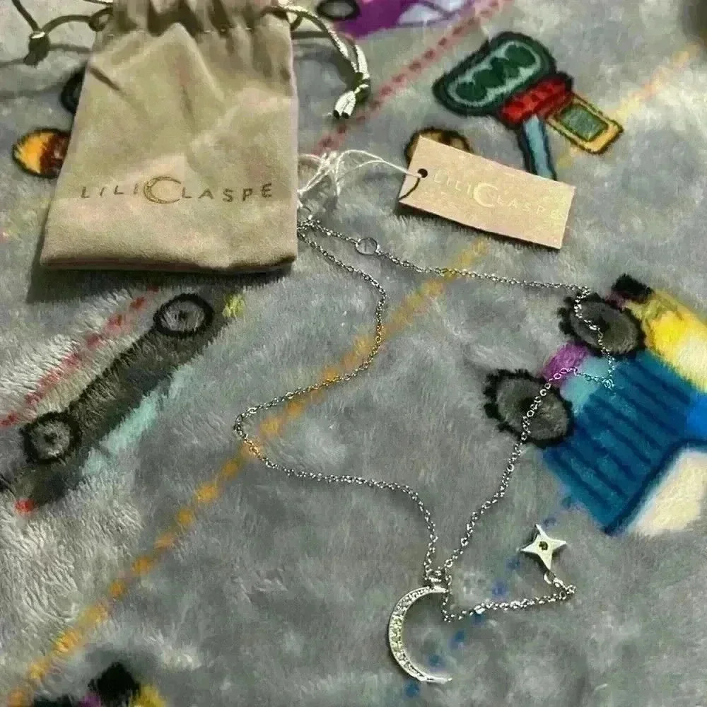 Lili Claspe the moon star necklace